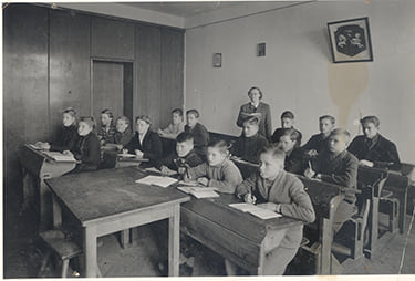 Lithuanian_kids_were_being_schooled_and_fed_in_one_of_the_DP_camps_in_Germany_after_World_War_II.jpg