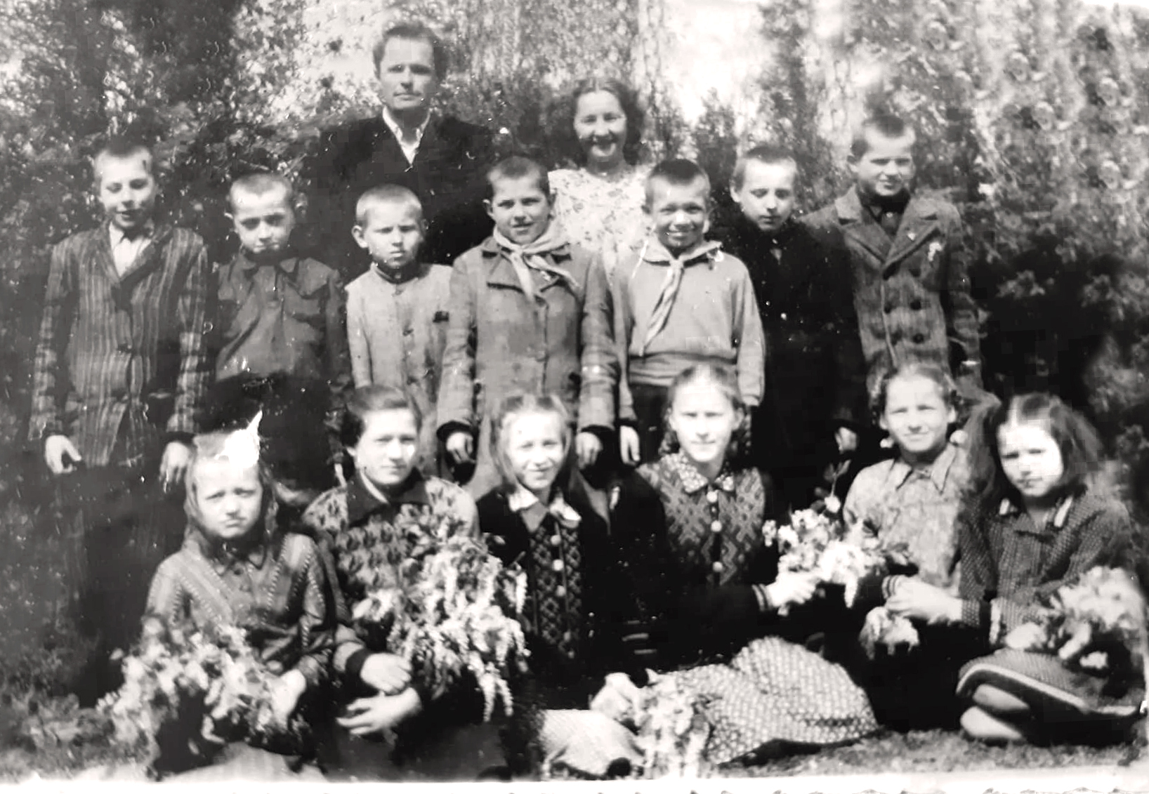 Kiaukų_mokykla-aš_su_savo_ketvirtokais_ir_vedejas_Antoselei_-Bronė_Geniotas_1954_06_05_iš_Redos_Šleževičienės_albumo.jpg