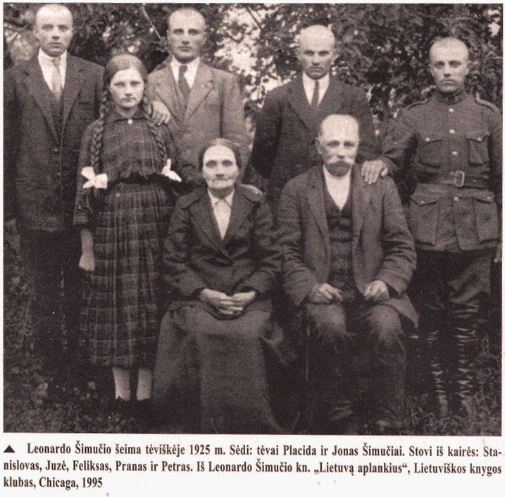 Leonardo_Šimučio_šeima_Tėvai_ir_broliai_Iš_kairės_Stanislovas_Juzė_Feliksas_Pranas_ir_Petras_Sėdi_tėvai_Placidas_ir_Jonas_1925m.jpg
