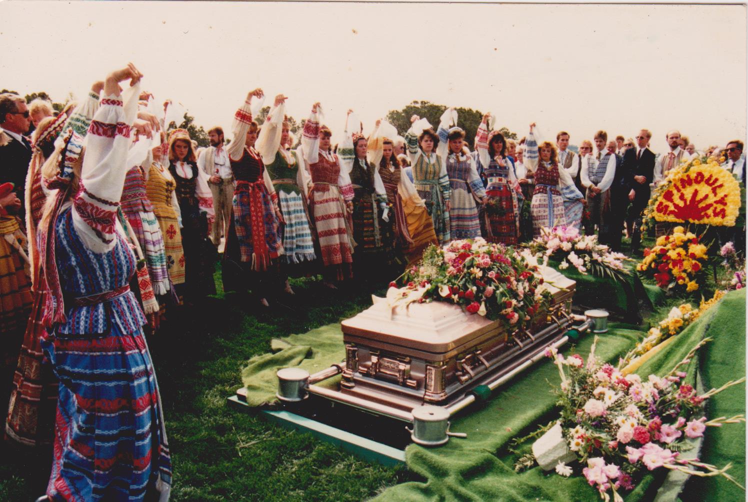 Paskutinis_atsisveikinimas_kapinėse_su_savo_mokytojaA.A._O._Rasa._Spindulio_ansamblio_mergaitės_Los_Angeles_1991_IV_4.jpg