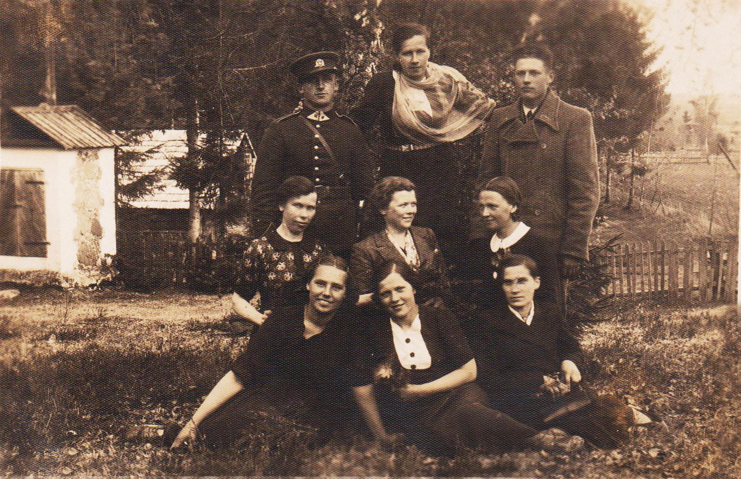 Ona Vilkanauskienė su broliu ir draugėmis